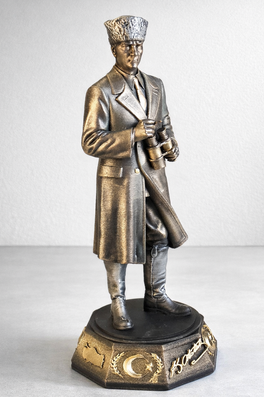 Atatürk Elinde Dürbün Paltolu Biblo